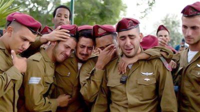 أبو عبيدة يعلن أسماء 4 محتجزين قتلوا جراء الغارات الإسرائيلية