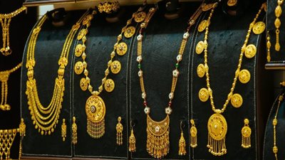سلسلة من الانخفاضات في سعر الذهب.. وعيار 21 يسجل 3100