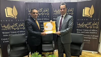 اتحاد كتاب أفريقيا وآسيا يكرم جمال أبو الحسن علي كتابه «300,000 عام من الخوف»  