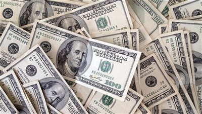 انخفاض ملحوظ في سعر الدولار.. وتراجع كبير لليورو والإسترليني 