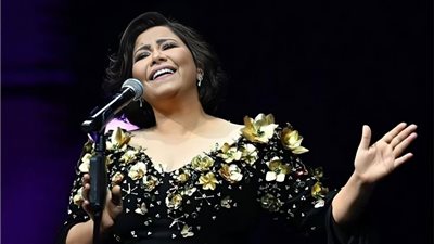 استقبال حافل للفنانة شيرين عبد الوهاب.. وخانتها دموعها مع 
