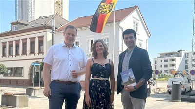 محافظ مدينه أوستهوفين الألمانية يستقبل راقص البالية المصري هاني حسن 