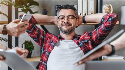 السعادة الوظيفية يصنعها الرضا والعدالة والتقدير 