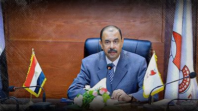 محافظ سوهاج يحارب البيوقراطية و الروتين بالتأشيرات الصريحة على طلبات المواطنين