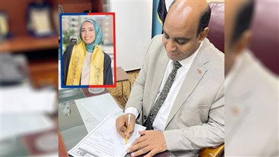 عميد طب سوهاج يوثق لحظة توقيعه قرار تعيين نجلته كمعيدة بنفس الكلية