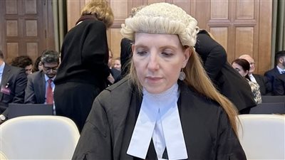 المحامية الأيرلندية جرالاي تهدي جائزة «امرأة العام» إلى نساء غزة وفلسطين