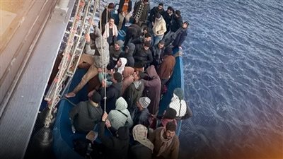 القوات البحرية تُحبط محاولة هجرة غير شرعية لـ63 مصريًا وسودانيًا بالبحر المتوسط