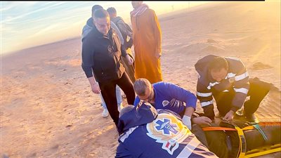 محافظ البحرالأحمر يتوقف على الطريق للاطمئنان على حالة مصابي حادث سيارة رأس غارب