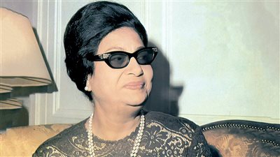 ذكرى ميلاد أم كلثوم.. لماذا كانت ترتدي النظارة السوداء وتمسك المنديل؟ 