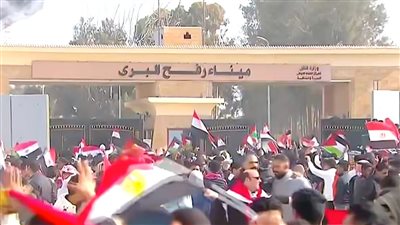 آلاف المصريين يتظاهرون علي معبر رفح دعما للقضية ورفض تهجير الفلسطينيين