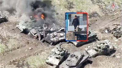 شاب فلسطيني يعتلي دبابة إسرائيلية معطوبة وينادى: خردة للبيع في غزة 