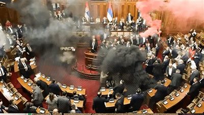 معركة بالقنابل.. صراع الأغلبية والمعارضة يتحول إلى مشاجرة وإصابات في البرلمان الصربي