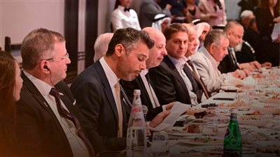 بالصور.. سفير الإمارات في تل أبيب يقيم مأدبة إفطار بحضور رموز الاحتلال 