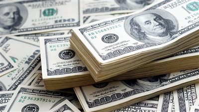 خبراء: الدولار سيواصل انخفاضه أمام الجنيه مع استمرار فقدان الثقة بالاقتصاد الأميركي