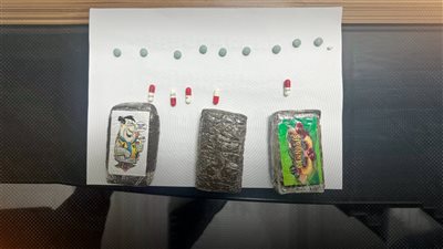 جمارك مطار القاهرة الدولي تضبط أجنبى بحوزته 300 جرام حشيش وحبوب مخدرة