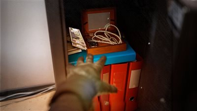  مستشار يتهم زوجته بسرقة 109 جرام ذهب و200 ألف جنيه من المنزل