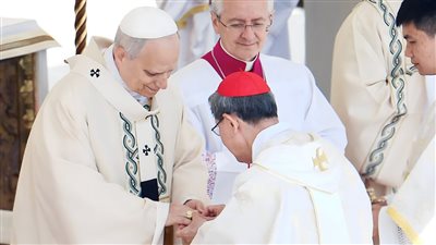 بابا الفاتيكان..ارتدى خاتم 