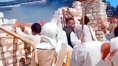 أهالي قريتين في أسوان يهدمان وكر لتجارة المخدرات ويحرقان محتوياته