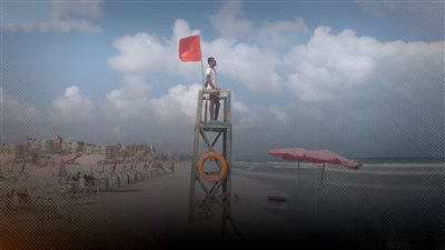 شواطيء الإسكندرية ترفع «الراية الحمراء» وتمنع نزول البحر نهائيا