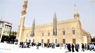 «حلقة ذكر» بساحة الحسين بالقاهرة لنصرة إيران .. والأوقاف: خارج أسوار المسجد