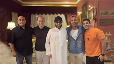 المستشار تركي آل الشيخ يفجر مفاجأة من العيار الثقيل بزيارة الفنان عادل إمام بمنزله
