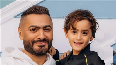 تامر حسني يكشف تجربته المؤلمة في مرض إبنه.. ويتوسل دعوات محبيه لآدم