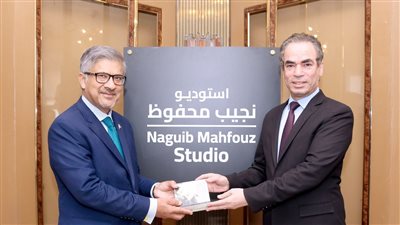 «المسلماني» يهدي سفير باكستان مجموعة أم كلثوم أثناء زيارته لماسبيرو