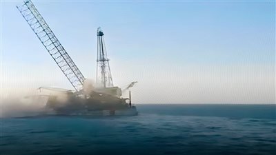 إنقاذ 25 عاملا وانتشال 4 جثث بحادث انقلاب البارج البحري بخليج السويس 