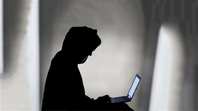 إحالة 16 فتاة إلى المحاكمة الجنائية بتهمة الابتزاز الإلكتروني للشباب بمواقع التواصل 