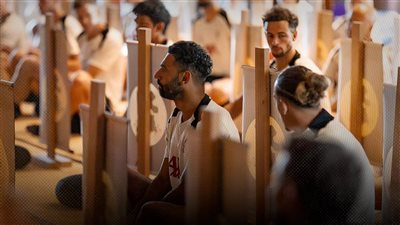 محمد صلاح يظهر في جلسة تأمل داخل معبد بوذي بطوكيو 