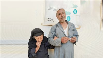 ناخب بقدم واحدة وسيدة كفيفة طاعنة في الكبر..مشاهد إنسانية في انتخابات الشيوخ 