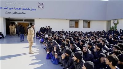 بسبب الهجرة غير الشرعية.. ليبيا ترحل 274 مصريا أحدهم مصابا بـ 