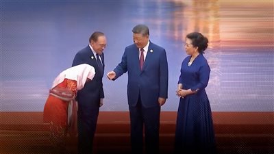 بعد إحراج الرئيس الصيني.. اشهر 10 مواقف محرجة لزوجات الرؤساء حول العالم