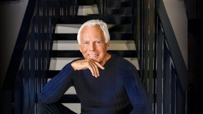 جورجيو أرماني.. ملك الموضة الذي بدأ طبيبا وصمم الأزياء بالصدفة 