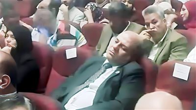 صور.. الكاميرا تضبط وكيل التعليم في قنا نائما في انتظار وصول المحافظ