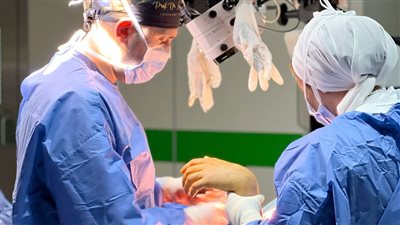 أطباء يحذرون من مخاطر جراحات التجميل بعد وفاة فتاة بعملية تكبير للثدي