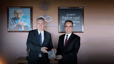 السفير الألماني يزور استديو نجيب محفوظ ويتسلم هدية فنية من المسلماني