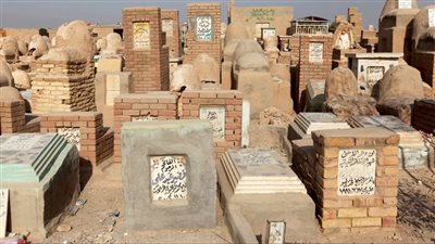 المقابر.. من خدمة إنسانية إلى ملف سياسي