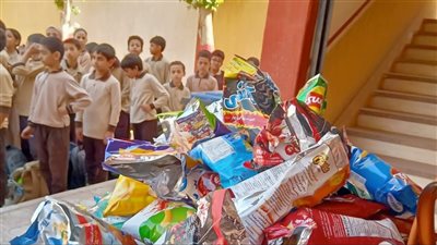 المدارس تحظر دخول الشيبسي والإندومي والعصائر الصناعية وأولياء الأمور يعترضون على إعدامها 