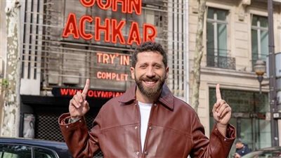 جون أشقر يرفع صوت الكوميديا العربية على مسرح الأولمبيا