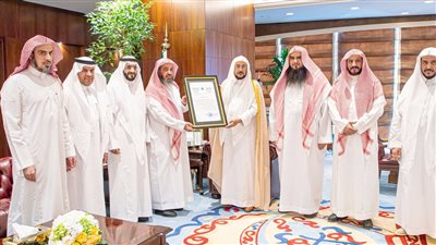 وزير الشؤون الإسلامية بالسعودية يتسلّم وسام خدمة القرآن الكريم من قرغيزستان