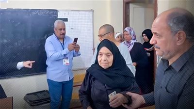 رجال الشرطة وعزيمة كبار السن ينسجون المشاهد الإنسانية في انتخابات مجلس النواب