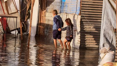 «حرب الشتاء».. غزة تغرق بالكامل والأمطار تجرف الخيام والاحتلال يمنع مواد البناء  