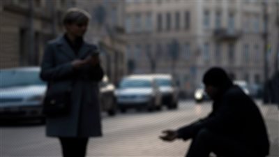 والد فنانة شهيرة يتعرض للتسول والتشرد بدولة خليجية والديون تمنعه من العودة