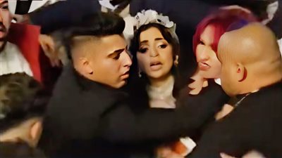  بالفيديو.. فرح كروان كله مشاكل.. العريس في الكوشة والمعازيم في التخشيبة