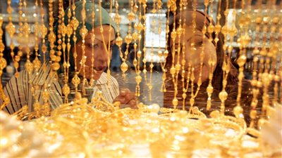 الذهب يقترب من 7 آلاف جنيه نهاية 2025 وخبراء: ضعف الدولار السبب