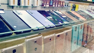 موجة غلاء تضرب «سوق المستعمل» بسبب نيران الجمارك وجشع تجار المحمول