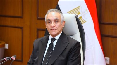 وزير العدل يصل إلى مقر الوزارة ويباشر مهام عمله بالاجتماع مع مساعديه