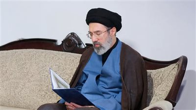 مجتبى خامنئي يتسلم وشاح والده ويقود الجمهورية الإيرانية في زمن الحرب