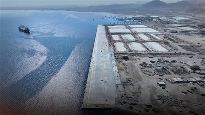 أزمة بميناء سفاجا.. 250 عامل يشكون من وقف الرواتب والتأمينات بعد تغيير الشركة